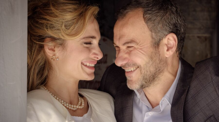 Da sinistra: Denise Capezza (Alessandra Persiano) e Massimiliano Gallo (Vincenzo Maliconico) in una scena di