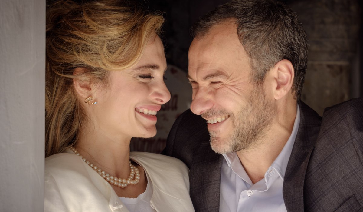 Da sinistra: Denise Capezza (Alessandra Persiano) e Massimiliano Gallo (Vincenzo Maliconico) in una scena di