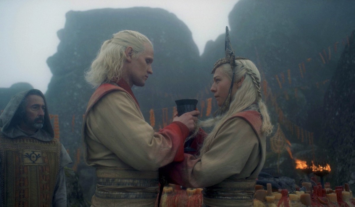 Da sinistra: Daemon (Matt Smith) e Rhaenyra (Emma D'Arcy) in un fotogramma dell'episodio 7 di “House of the Dragon”. Credits: Cattura schermo/Sky.