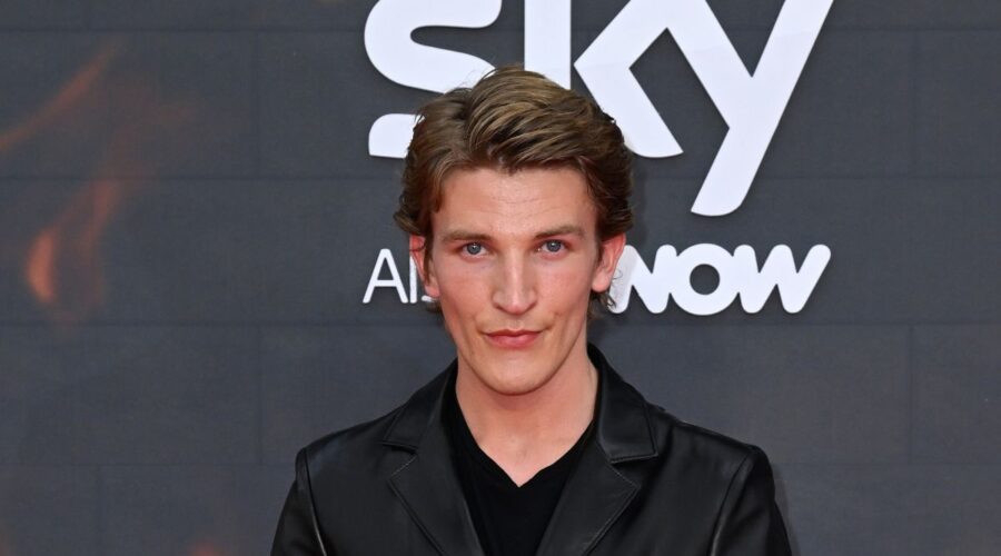 Ewan Mitchell assiste alla première del gruppo Sky di