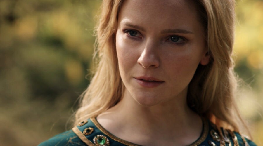 Galadriel (Morfydd Clark) nell'episodio 8 de “Il Signore degli Anelli: Gli Anelli del Potere”. Credits: Cattura schermo/Prime Video.