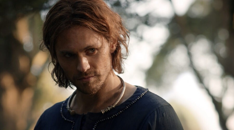 Halbrand (Charlie Vickers) - alias Sauron - nell'episodio 8 de “Il Signore degli Anelli: Gli Anelli del Potere”. Credits: Cattura schermo/Prime Video.