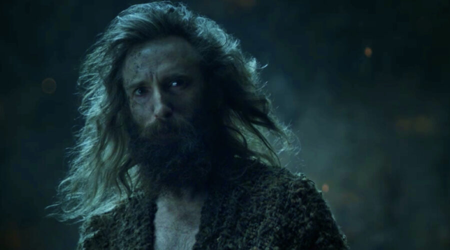 Lo Straniero (Daniel Weyman) nell'ottavo episodio de “Il Signore degli Anelli: Gli Anelli del Potere”. Credits: Cattura schermo/Prime Video.