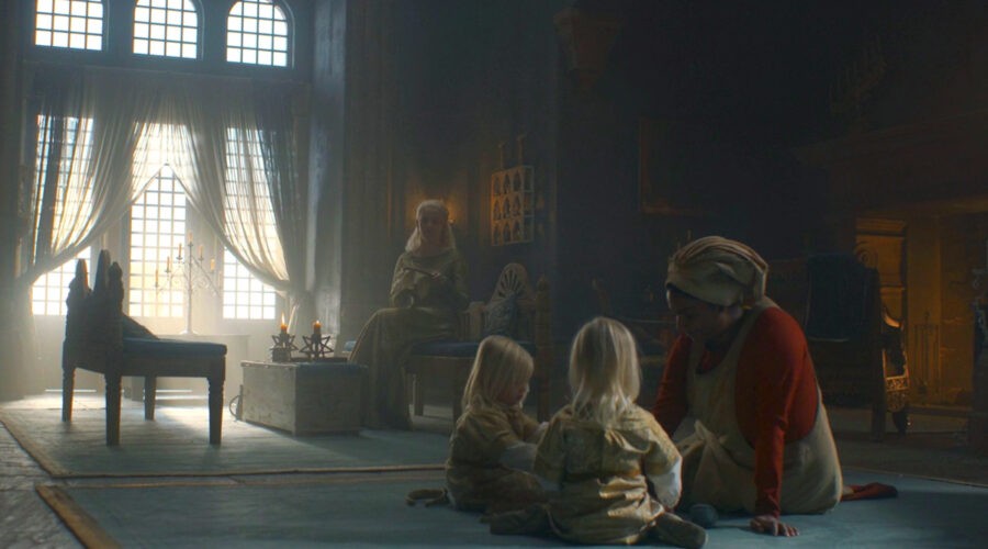Al centro: Helaena Targaryen (Phia Saban) con i figli, i gemelli Jaehaerys e Jaehaera nell'episodio 9 di “House of the Dragons”. Credits: Cattura schermo/HBO.