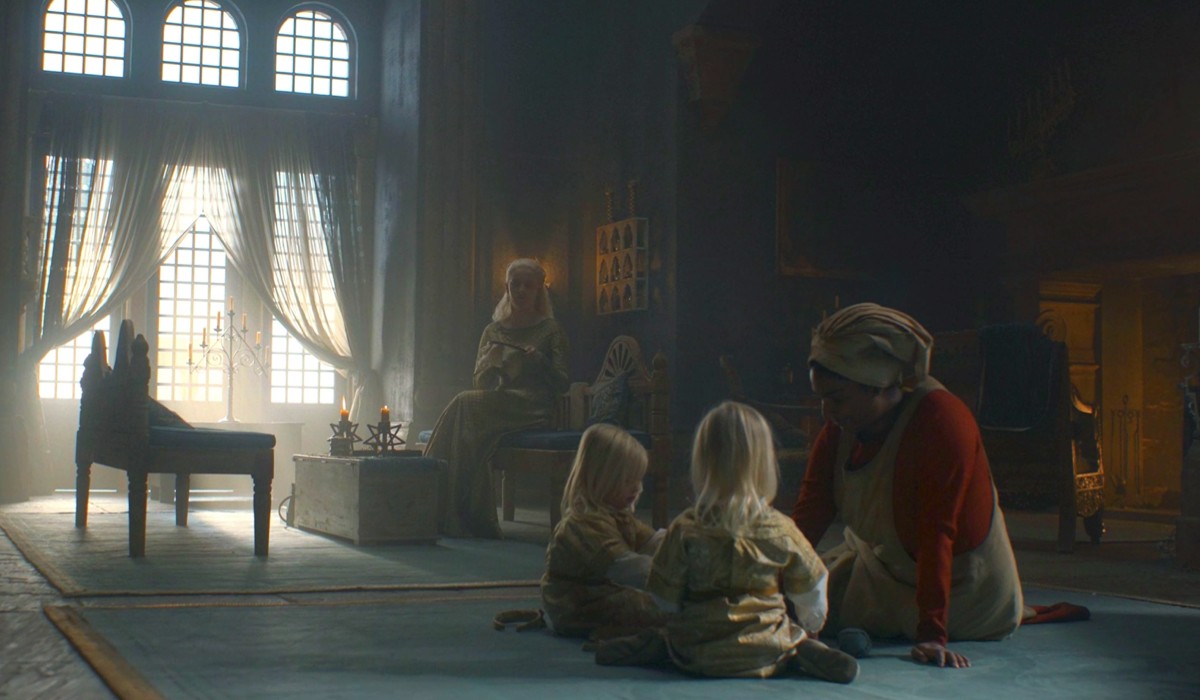 Al centro: Helaena Targaryen (Phia Saban) con i figli, i gemelli Jaehaerys e Jaehaera nell'episodio 9 di “House of the Dragons”. Credits: Cattura schermo/HBO.