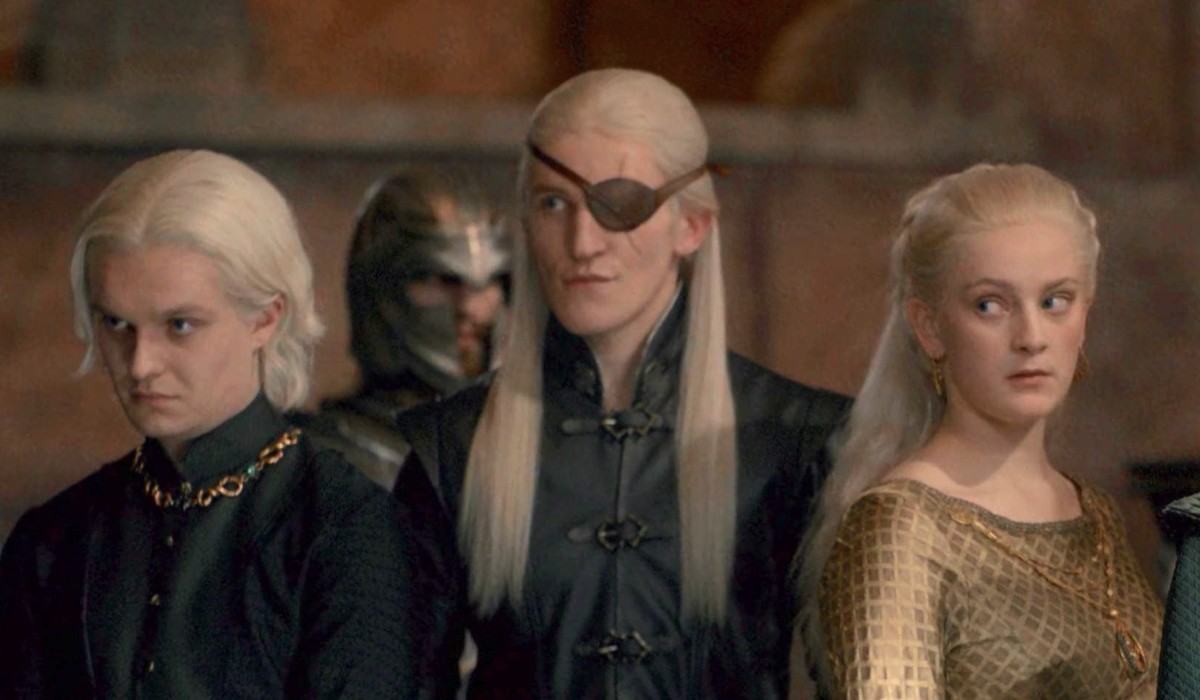 Da sinistra: Aegon II, Aemond e Helaena Targaryen in un fotogramma dell'episodio 8 di “House of the Dragon”. Credits: Cattura schermo/Tvserial.it