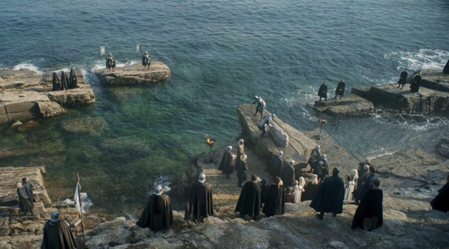 Un fotogramma del settimo episodio di “House of the Dragon” ambientato a Driftmark. Credits: Cattura schermo/Sky.