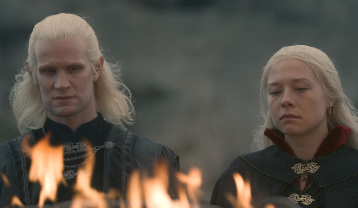Da sinistra: Daemon e Rhaenyra al funerale di Visenya Targaryen nel decimo episodio di “House of the Dragon”. Credits: Cattura schermo/HBO.