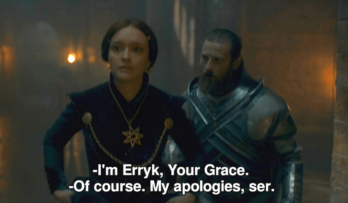 Da sinistra: la regina Alicent Hightower (Olivia Cooke) e Erryk (Luke Tittensor) e Arryk (Elliot Tittensor) in una scena dell'episodio 8 di “House of the Dragon”. Credits: Cattura schermo/HBO.