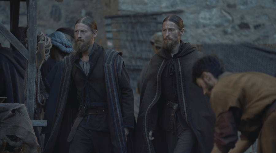 Da sinistra: Erryk (Luke Tittensor) e Arryk (Elliot Tittensor) in una scena dell'episodio 9 di “House of the Dragon”. Credits: Cattura schermo/HBO.