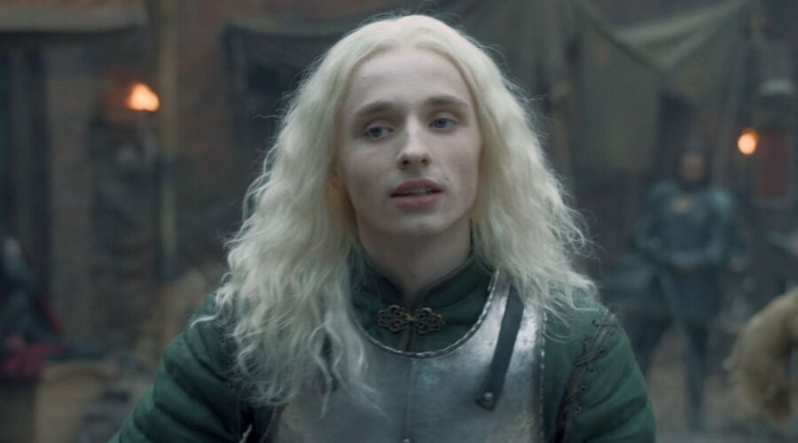 Ty Tennant interpreta Aegon II Targaryen, qui in un fotogramma dell'episodio 6 di “House of the Dragon”. Credits: Cattura schermo/Sky.
