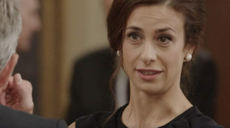 Lara Komar (Gloria Moreau) in una scena della puntata 28 de