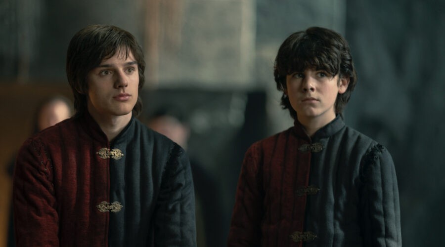 Da sinistra: Jacaerys (Harry Collett) e Lucerys (Elliot Grihault) in una scena del decimo episodio di “House of the Dragon”. Credits: Sky Italia.