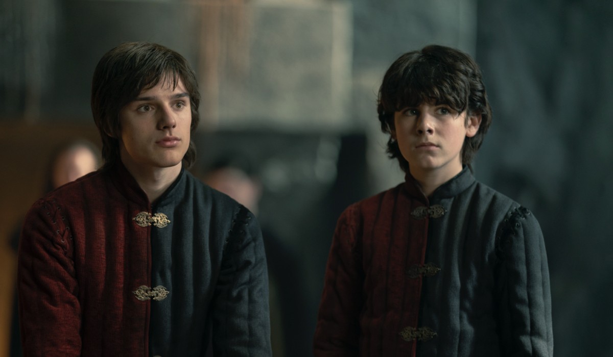 Da sinistra: Jacaerys (Harry Collett) e Lucerys (Elliot Grihault) in una scena del decimo episodio di “House of the Dragon”. Credits: Sky Italia.