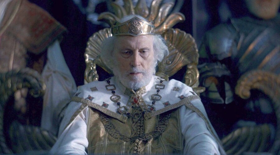 L'anziano re Jaehaerys Targaryen in un fotogramma del primo episodio di “House of the Dragon“. Credits: Sky/HBO.