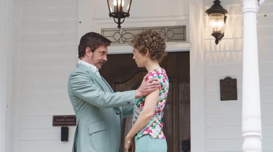 Jessica Biel e Raul Esparza in una scena di