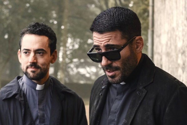 A sinistra: Miguel Ángel Silvestre in una scena della stagione 2 de “Gli Inviati”. Credits: Paramount+.