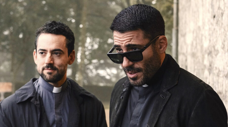 A sinistra: Miguel Ángel Silvestre in una scena della stagione 2 de “Gli Inviati”. Credits: Paramount+.