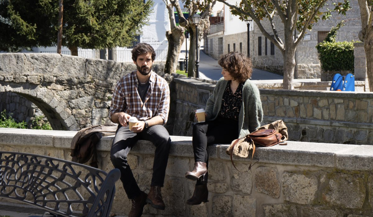 Da sinistra: Oliver Ruano (Tirso Noguera) e Aída De La Cruz (Elena) in una scena di “Un altro domani”. Credits: Mediaset