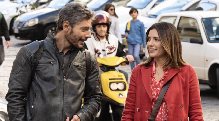 Da sinistra: Serena Rossi (Mina Settembre) e Giuseppe Zeno (Domenico Gambardella) in una scena di