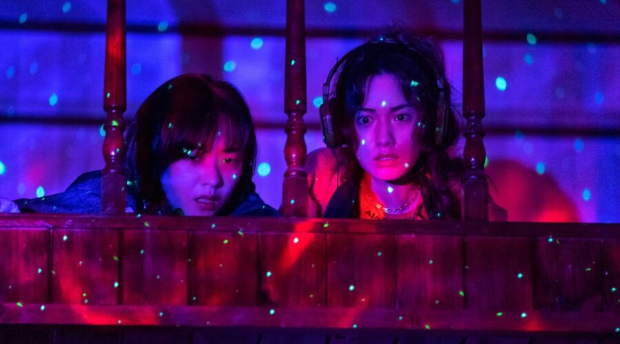 nana e jeon yeo-been in una scena di glitch 2022 crediti netflix