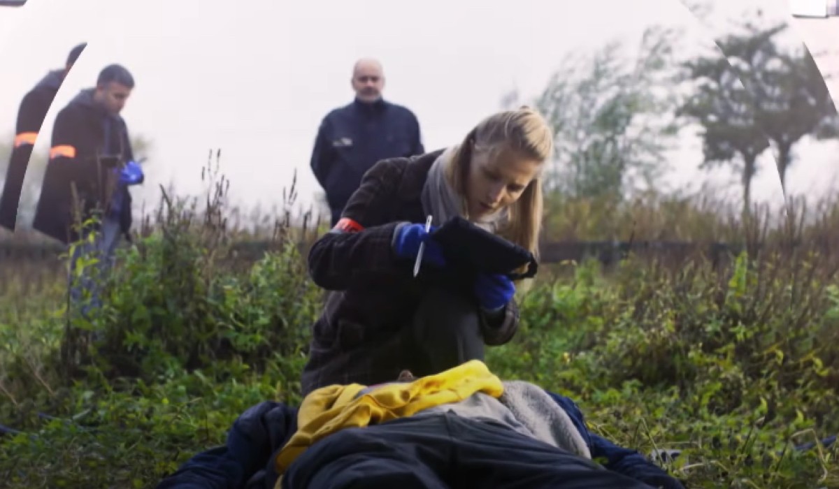 Screenshot di Deborah Krey in una scena di