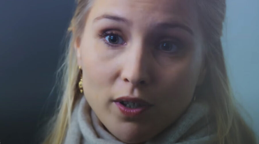 Screenshot di Deborah Krey in una scena di 