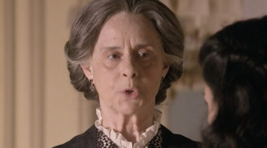 Rosalía Manzano (Vicky Peña) in una scena della puntata 11 di 
