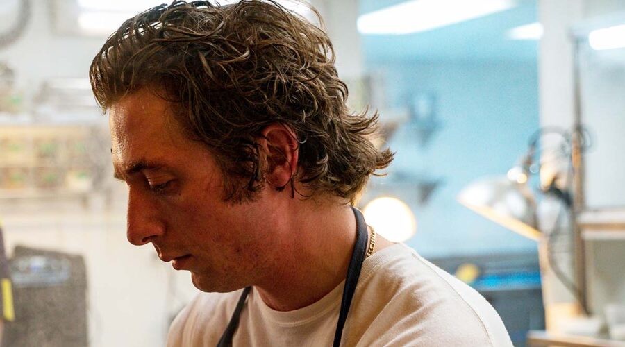 Jeremy Allen White in una scena di 