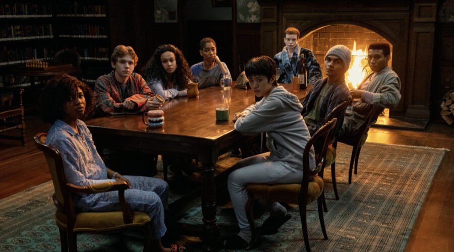 The Midnight Club. (Da sinistra a destra) Adia nel ruolo di Cheri Ian, Igby Rigney nel ruolo di Kevin, Annarah Cymone nel ruolo di Sandra, Iman Benson nel ruolo di Ilonka, Aya Furukawa nel ruolo di Natsuki, Ruth Codd nel ruolo di Anya, Sauriyan Sapkota nel ruolo di Amesh, Chris Sumpter nel ruolo di Spencer nell'episodio 2 di “The Midnight Club”. Credits: Eike Schroter/Netflix © 2022.