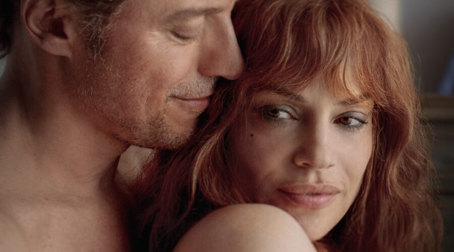 Da sinistra: Stefano Accorsi e Micaela Ramazzotti nel poster di “Un Amore”. Credits: Sky.
