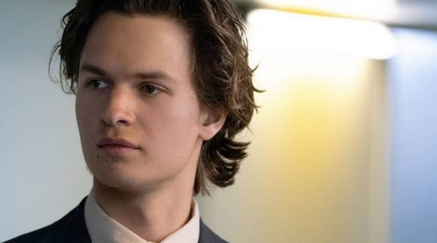 Ansel Elgort interpreta Jake in una scena di