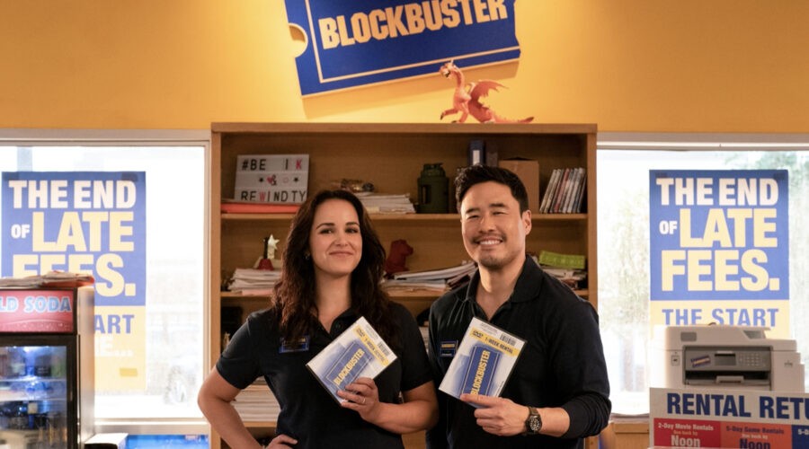 Blockbuster. (Da sinistra a destra) Melissa Fumero nel ruolo di Eliza, Randall Park nel ruolo di Timmy in Blockbuster. Cr. Ricardo Hubbs/Netflix © 2022.