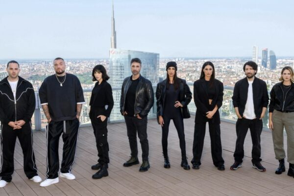 Da sinistra, Ernia, Guè, Rocío Muñoz Morales, Raoul Bova, Cecilia e Belen Rodriguez, Herbert Ballerina e Brenda Lodigiani nel cast di “Celebrity Hunted 4”. Credits: Prime Video.