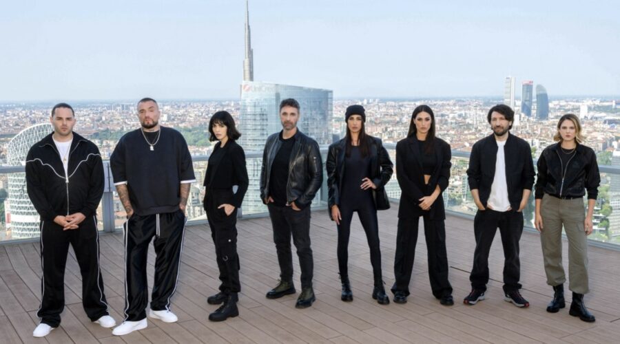 Da sinistra, Ernia, Guè, Rocío Muñoz Morales, Raoul Bova, Cecilia e Belen Rodriguez, Herbert Ballerina e Brenda Lodigiani nel cast di “Celebrity Hunted 4”. Credits: Prime Video.