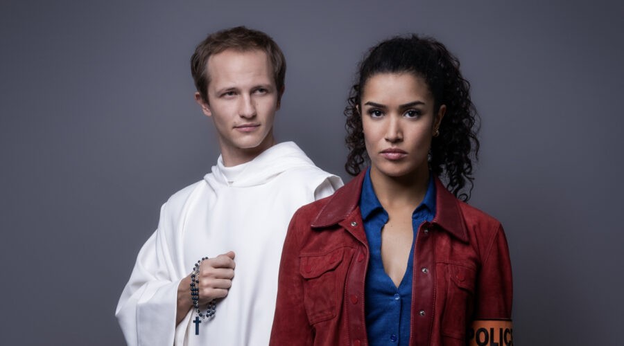 Da sinistra: Mathieu Spinosi (Clément) e Sabrina Ouazani (Elli) nella serie tv “Con L'Aiuto Del Cielo”. Credits: Mediaset.