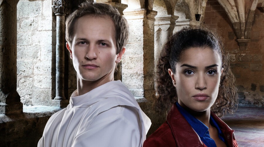 Da sinistra: Mathieu Spinosi (Clément) e Sabrina Ouazani (Elli) nella serie tv “Con L'Aiuto Del Cielo”. Credits: Mediaset.