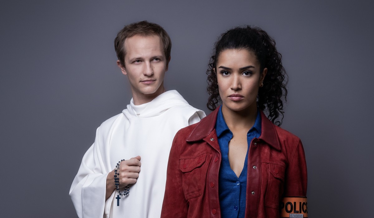Da sinistra: Mathieu Spinosi (Clément) e Sabrina Ouazani (Elli) nella serie tv “Con L'Aiuto Del Cielo”. Credits: Mediaset.
