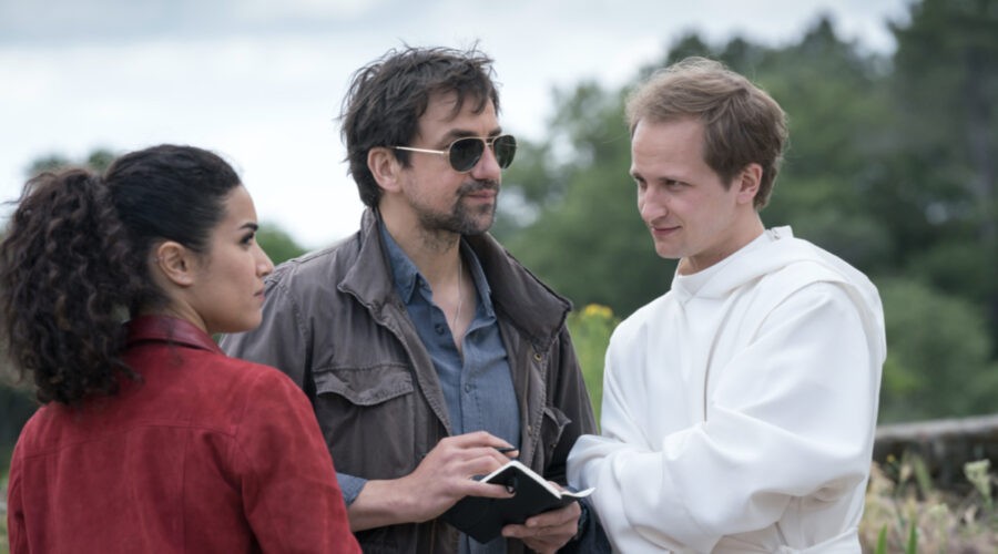 Da sinistra: Sabrina Ouazani (Elli), Jérôme Robart (Franck) e Mathieu Spinosi (Clément) nella prima puntata di “Con L'Aiuto Del Cielo”. Credits: Mediaset.