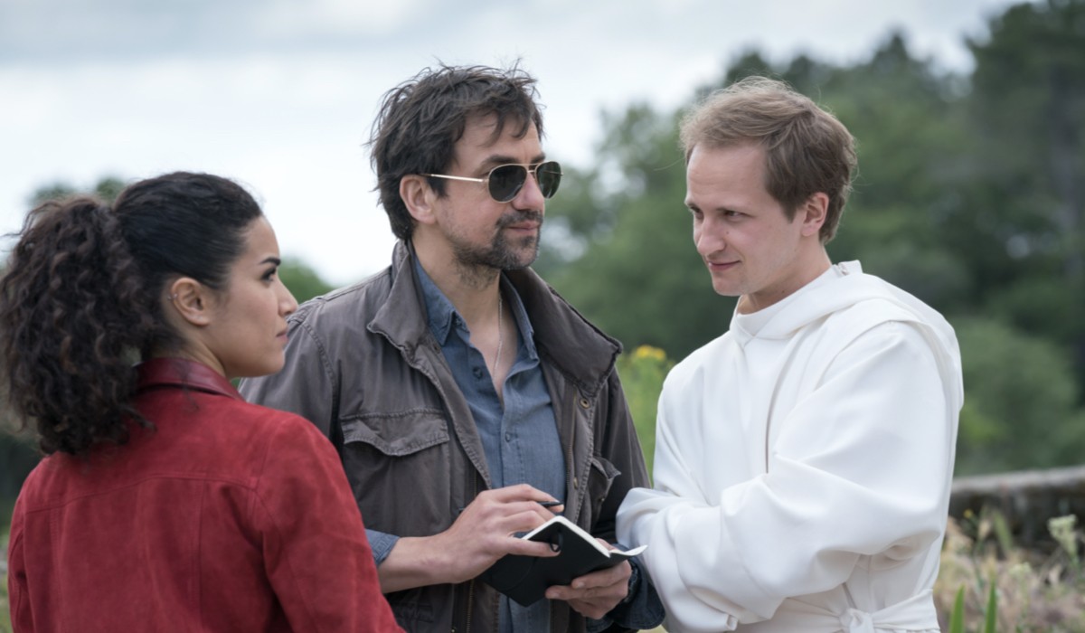 Da sinistra: Sabrina Ouazani (Elli), Jérôme Robart (Franck) e Mathieu Spinosi (Clément) nella prima puntata di “Con L'Aiuto Del Cielo”. Credits: Mediaset.