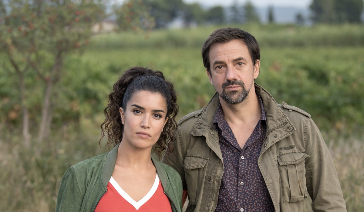 Da sinistra: Sabrina Ouazani (Elli) e Jérôme Robart (Franck) nella seconda puntata di “Con L'Aiuto Del Cielo”. Credits: Mediaset.