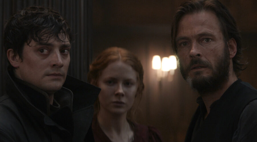 Da sinistra: Aneurin Barnard, Emily Beecham e Andreas Pietschmann in una scena di 