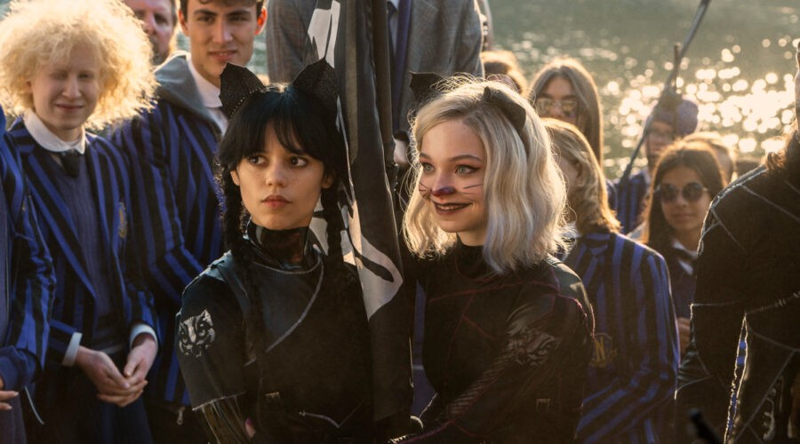 Da sinistra Jenna Ortega e Emma Myers in una scena di 