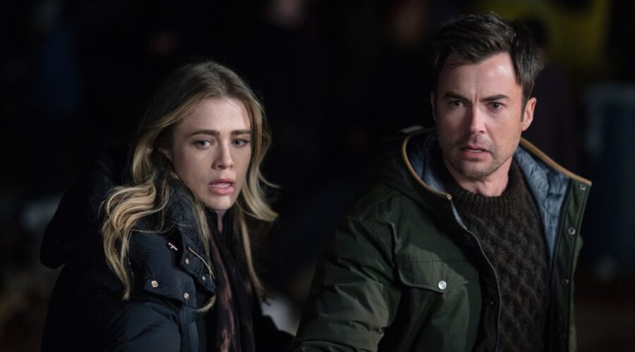 Da sinistra: Melissa Roxburgh e Matt Long in 