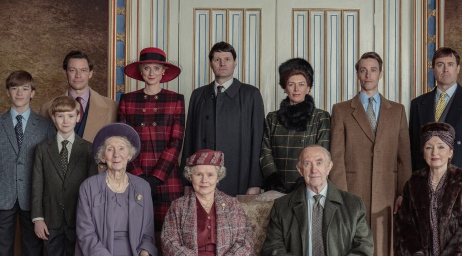 Da sinistra: Senan West, Will Powell, Dominic West, Elizabeth Debicki,Theo Fraser Steele, Claudia Harrison, Sam Woolf, James Murray in The Crown 5 Credits: Keith Bernstein/Netflix
