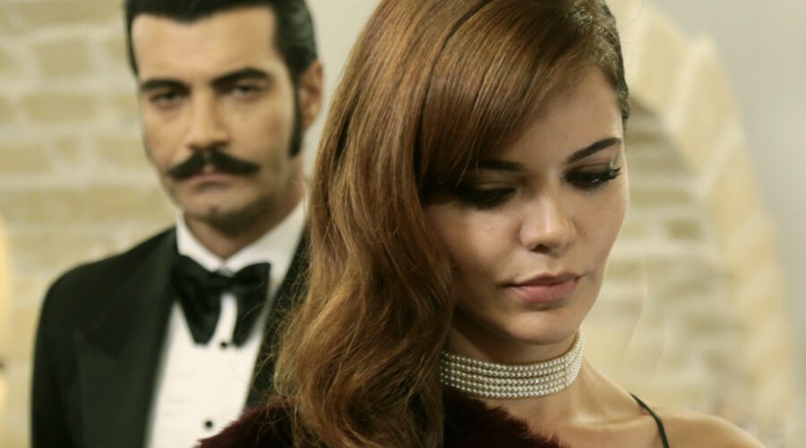 Da sinistra: Murat Ünalmis (Demir) e Hilal Altinbilek (Züleyha) in una scena di
