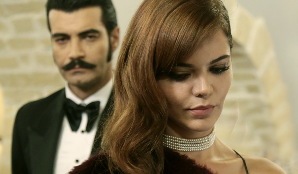 Da sinistra: Murat Ünalmis (Demir) e Hilal Altinbilek (Züleyha) in una scena di