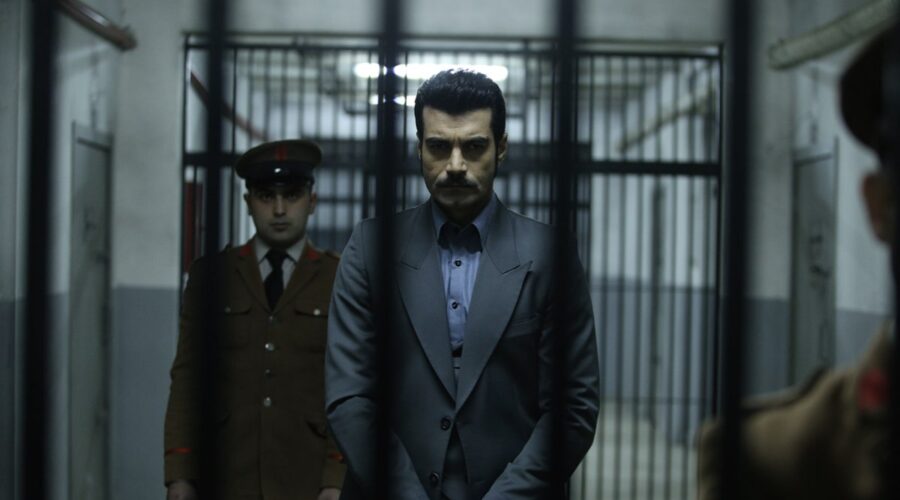 Murat Ünalmis (Demir) in una scena di