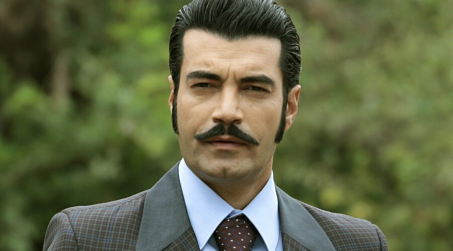 Murat Ünalmis (Demir) in una scena di