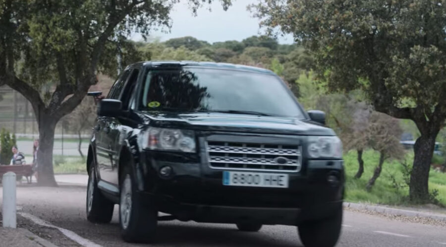 Il SUV con i finestrini oscurati che si avvicina a Las Encinas in “Élite”. Credits: Cattura schermo/Netflix.